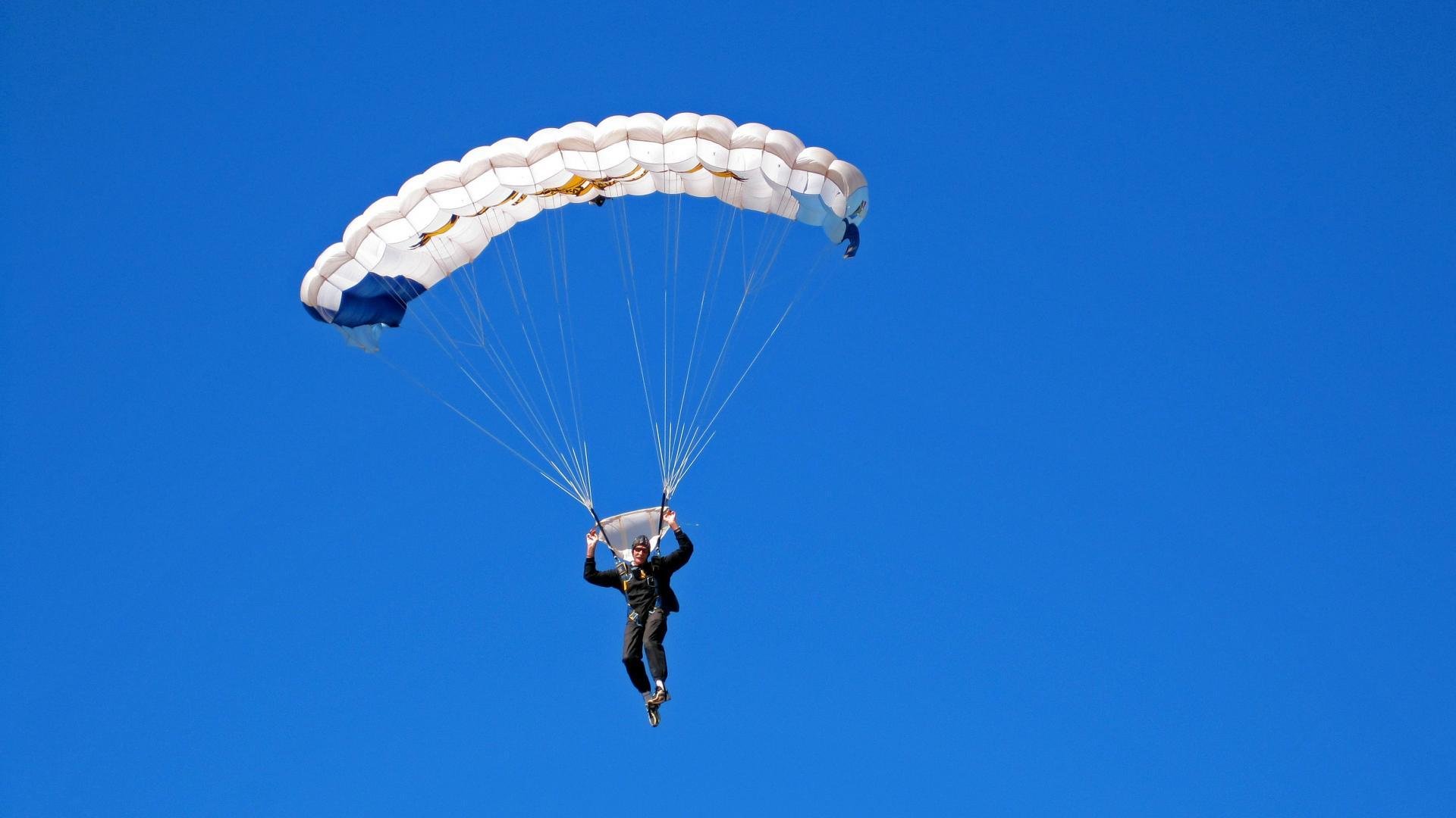 德甲裁判使用语义模型识别“潜在挑衅性语言”的警告机制